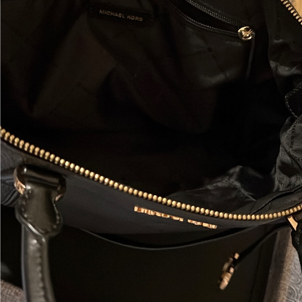 Michael kors bag black can be used 2 ways